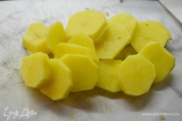 Картофель почистите, нарежьте кружками толщиной около 3–5 мм.