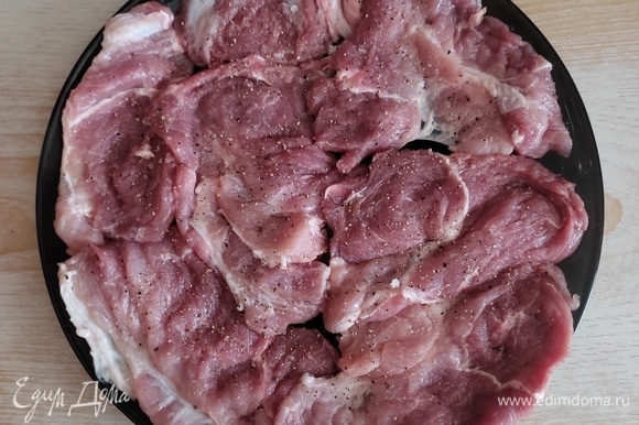 Свинину нарезать ломтями толщиной примерно 1 см, отбить, посолить, поперчить.