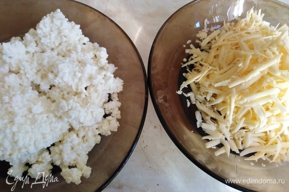 Подготовить начинку. Сыр натереть на крупной терке, творог смешать с сахаром.
