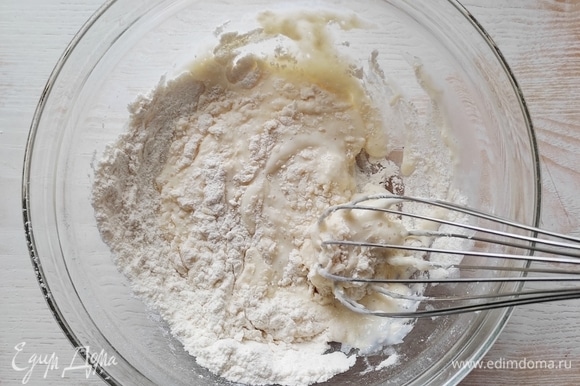 В жидкую смесь добавлять понемногу сухую и интенсивно размешивать. В результате должно получиться густое текучее тесто, как на оладьи.