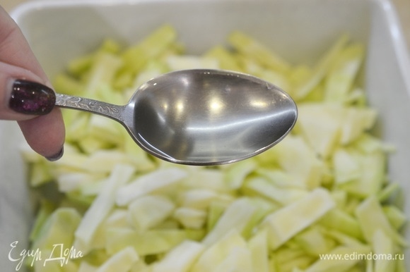 Влейте растительное масло. Накройте форму фольгой и запекайте в разогретой до 180°C духовке около 40 минут. Минут за 10 до окончания приготовления можно снять фольгу для зарумянивания капусты.