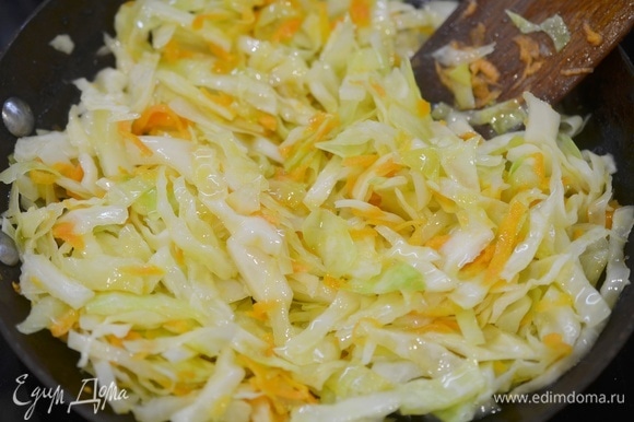 Обжарьте морковь с капустой с добавлением масла до мягкого состояния. Примерно минут 10.