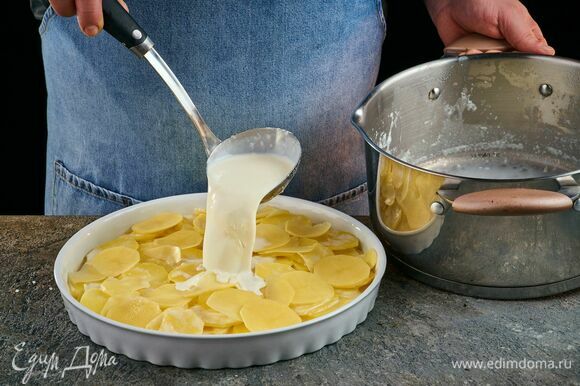 Переложите картофель с соусом в форму для запекания.