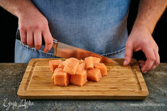 Филе-куски лосося Fish&amp;More очистите от кожи, нарежьте небольшими кубиками. Нарежьте крупно помидоры, чеснок порубите, укроп порвите на веточки.