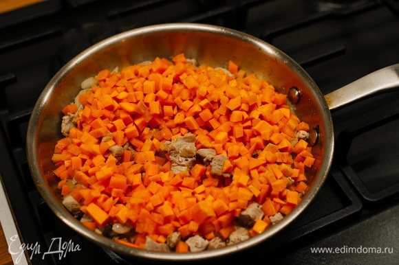 Добавить морковь. Перемешать, жарить 3–5 минут.