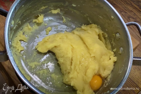 Проверить пальцем температуру теста — оно не должно быть слишком горячим, по одному ввести два яйца, каждый раз вымешивая до однородной консистенции. Третье яйцо размешать вилкой и ввести в тесто в два приема.