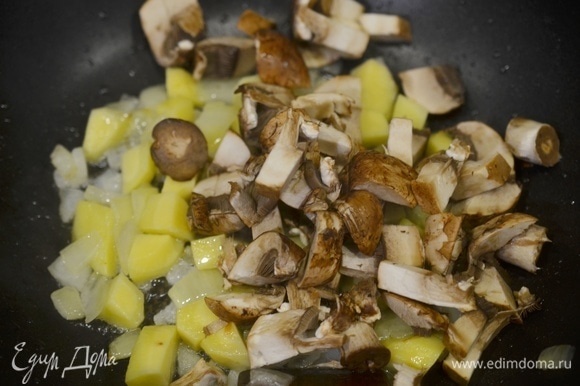 Добавьте в сковороду, обжаривайте все вместе до мягкости картофеля и полного испарения жидкости.