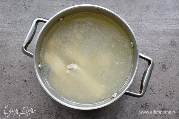 Варю бульон на огне ниже среднего, снимая шумовкой образующуюся пену. Так как харчо относится к непрозрачным супам, процеживать бульон необязательно. По готовности бульона удаляю из него лук. морковь, перец.