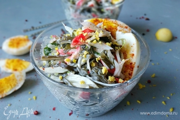 Салат с морской капустой, яйцами и крабовыми палочками: рецепт - Лайфхакер