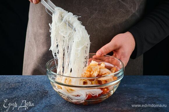 В большой миске смешайте фунчозу Sen Soy, по желанию ее можно измельчить. Добавьте креветки, помидоры и омлет.