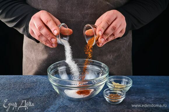 Для заправки в миске смешайте сахар, кориандр, красный перец и измельченный зубчик чеснока.