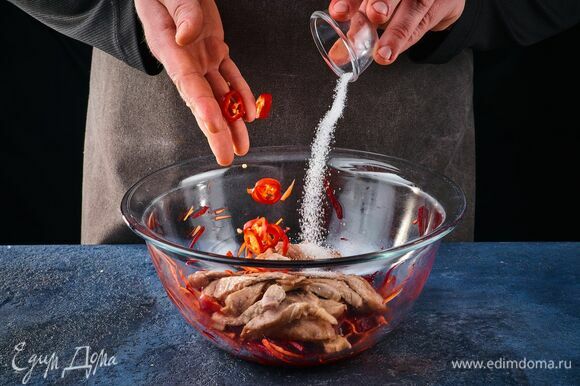 Переложите обжаренное мясо в миску к овощам, добавьте сахар и мелко нарезанный перец и хорошо перемешайте.