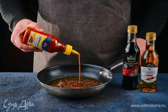 В пряное масло добавьте соус Sen Soy шрирача, соевый соус Sen Soy «Классический» и рисовый уксус Sen Soy.