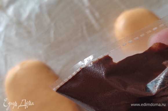 Дольки шоколада переложить в кондитерский мешок (можно взять маленький файлик, так как шоколада немного), завязать и поместить в кружку с кипятком — так шоколад быстро растает, не перегреется и не свернется.