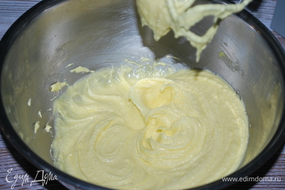 По одному добавьте желтки, взбейте миксером до пышного состояния. За счет желтков тесто у печенья будет рассыпчатое.