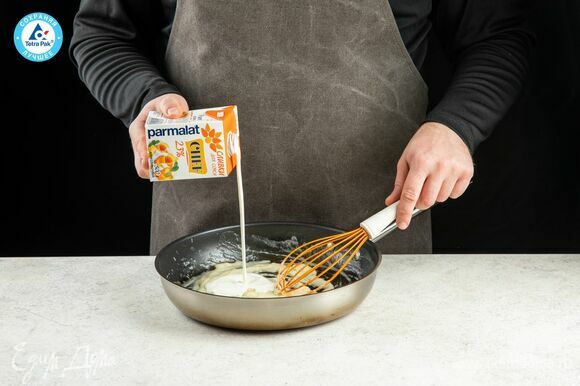 Влейте сливки Parmalat CHEF 23%, варите, помешивая, до загустения соуса.