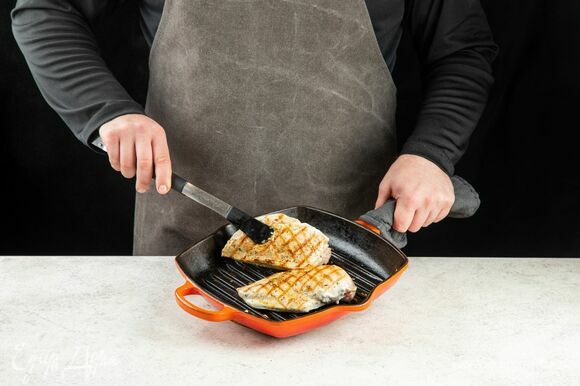 На сковороде-гриль обжарьте куриную грудку на сильном огне. С одной стороны — 5 минут, затем переверните и жарьте еще 2 минуты.