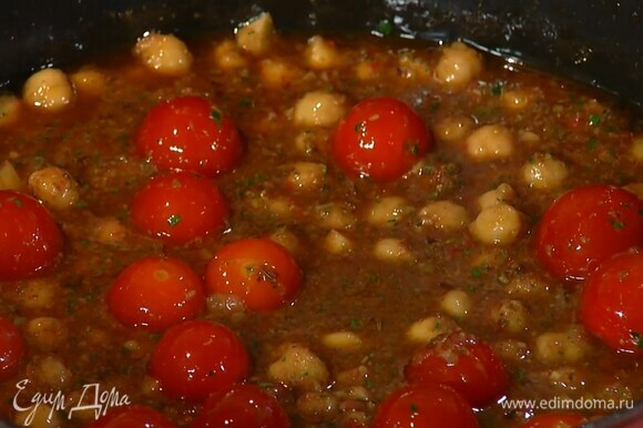 Половину оливкового соуса выложить в сотейник с нутом, все перемешать, влить бульон и немного прогреть, затем добавить помидоры черри и, помешивая, прогревать на маленьком огне.