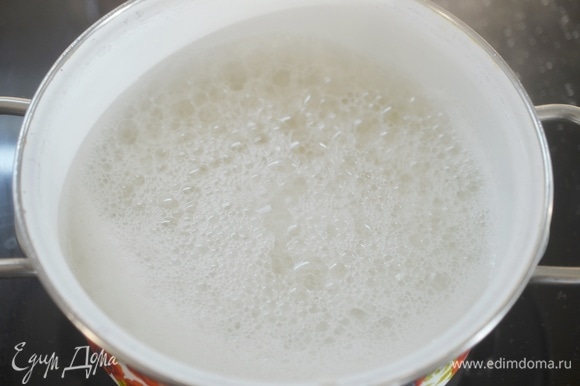 Доведите до кипения и варите на небольшом огне практически до полного испарения жидкости. При приготовлении молочной рисовой каши рис всегда сначала варят на воде.