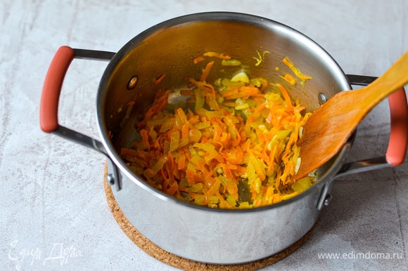 Лук нарезать, морковь натереть на терке. Обжарить на смеси сливочного и растительного масел.