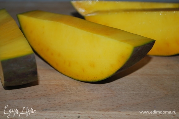 Для пюре возьмите спелое манго без волокон. Очистите манго от косточки и кожуры.