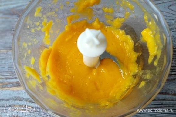 Нарежьте манго на кусочки и пробейте блендером до однородности.
