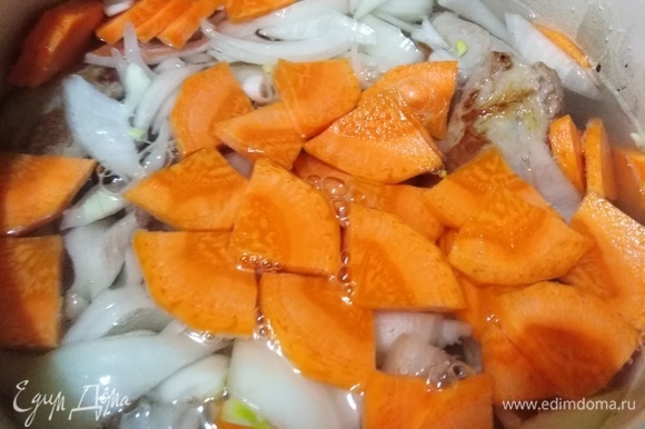 Добавить морковь. Залить водой, чтобы только прикрыло ребра. Довести до кипения. Посолить, добавить лаврушку и душистый перец. Тушить под крышкой 30 минут.