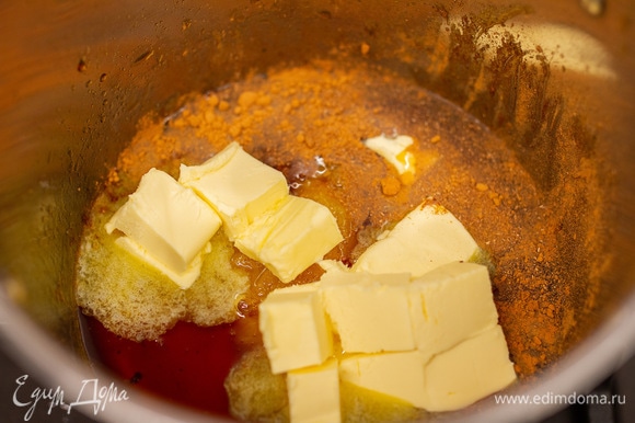 Мягкое масло нарезать кубиками и бросить в кастрюлю, добавить 1 щепотку соли. Варить до однородности массы, помешивая, примерно 5 минут.