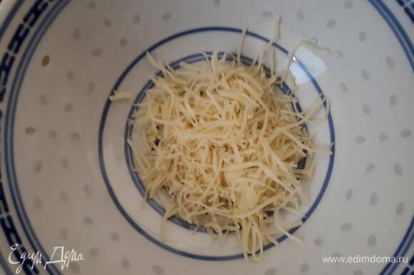 При подаче положите немного сыра на дно тарелки, затем влейте суп.
