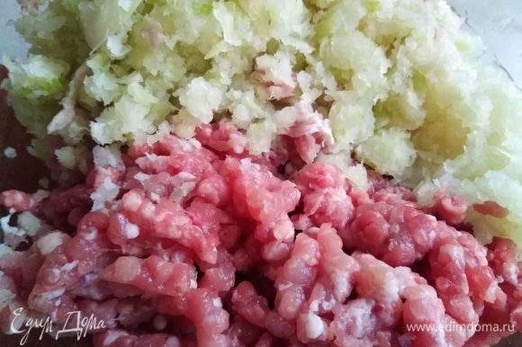 Пропустить через мясорубку с крупными отверстиями вместе с луком и капустой. Добавить соль, перец. Перемешать.