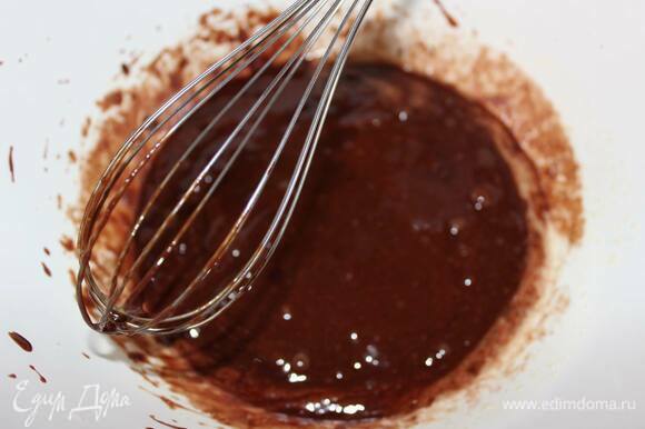 Когда шоколад и масло полностью растопятся, влейте получившуюся смесь к яичной массе тонкой струйкой, продолжая взбивать.