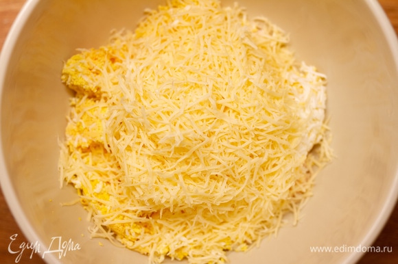 Затем — тертый сыр и чеснок. Добавить майонез, посолить по вкусу и перемешать.