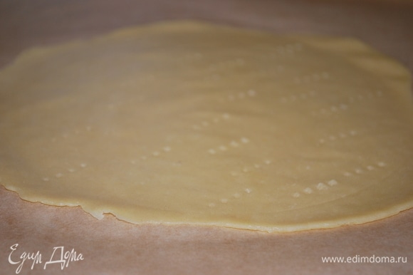 Охлажденное тесто разделите на равные части. Раскатайте тесто на пергаменте в размер вашего торта и наколите его вилкой, чтобы оно не пузырилось. Выпекайте в духовке до светло-золотистого цвета примерно 3–4 минуты при температуре 180°C.