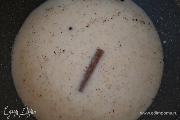 Стручок ванили разрежьте вдоль, натрите примерно четверть мускатного ореха и добавьте их в молоко вместе с остальными специями и сахаром. Доведите до кипения и проварите на медленном огне 5 минут. Затем снимите с огня.