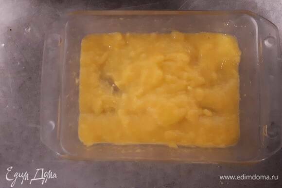 Нарежьте манго на кусочки и пюрируйте 130 г мякоти.