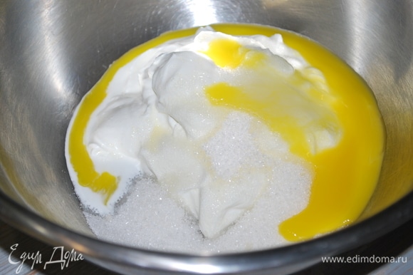 Яичный желток отделите от белка (белок понадобится перед выпеканием). Для теста в большой миске соедините вместе сметану, сахар, желток и растопленное сливочное масло, перемешайте.
