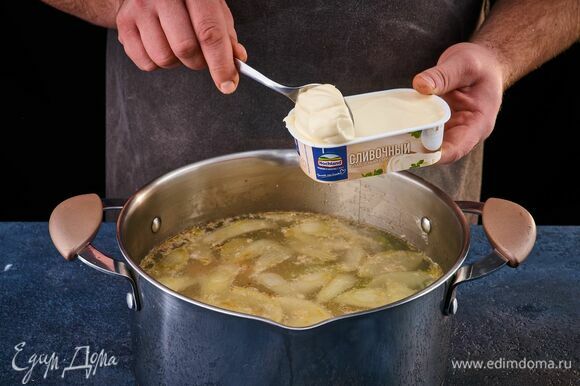 Через 5 минут добавьте плавленый сыр Hochland Сливочный и перемешайте до растворения. Через 1 минуту снимите суп с огня.