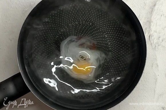 Варим яйцо пашот. В сотейнике воду доводим до кипения, уменьшаем огонь. Венчиком создаем воронку и быстро, но осторожно выливаем в воду яйцо. Варим примерно 2 минуты.