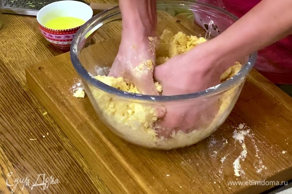 Приготовить тесто: к муке добавить большую часть натертой цедры, сахар, щепотку соли, 4 яичных желтка, сливочное масло и вымесить все руками.