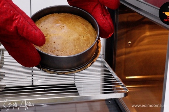 Достаем пирог из духовки и даем остыть в форме минут 15–20 до теплого состояния. После остывания румяная корочка может быть неровной, это допустимо. Пирог освобождаем из формы и перекладываем на тарелку или доску.