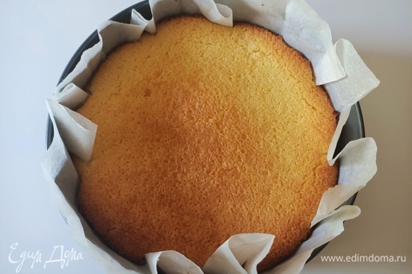 Выпекаем пирог в предварительно разогретой до 170°С духовке примерно 60–70 минут.