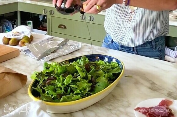 Салатные листья выложить на блюдо, сбрызнуть оливковым маслом и бальзамическим уксусом.