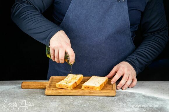 Хлеб полейте маслом и подсушите на сковороде-гриль.