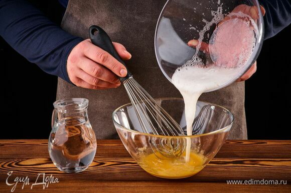 С помощью венчика отдельно взбейте желток с сахаром и солью. Соедините взбитые белок и желток, влейте минеральную воду.