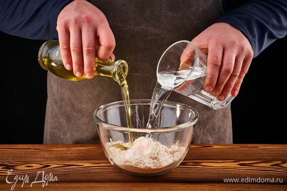 Добавьте растительное масло. Постепенно влейте воду, чтобы получилось тесто, похожее по консистенции на жидкую сметану. Оставьте на 20 минут.