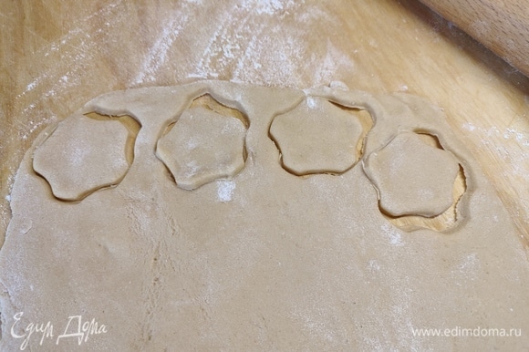 Раскатать тесто толщиной 6–7 мм. Вырезать печенье любой формы.