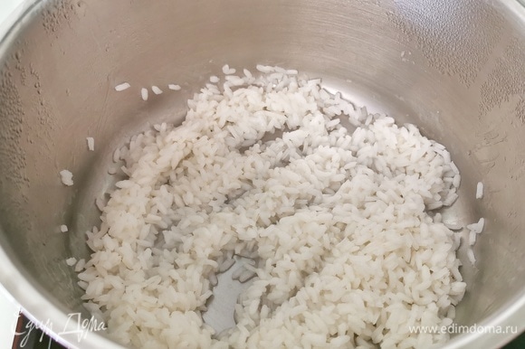После того как рис сварился и вода почти полностью исчезла, вливаем оставшееся молоко.