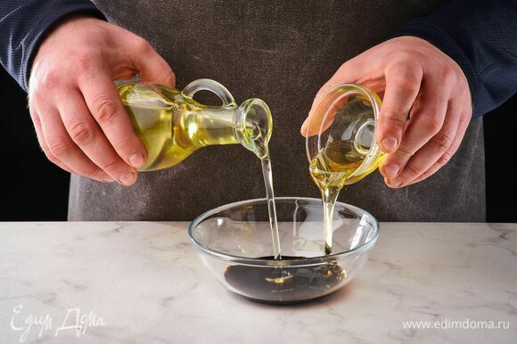 Приготовьте заправку: соедините оливковое масло, бальзамический уксус, мед.