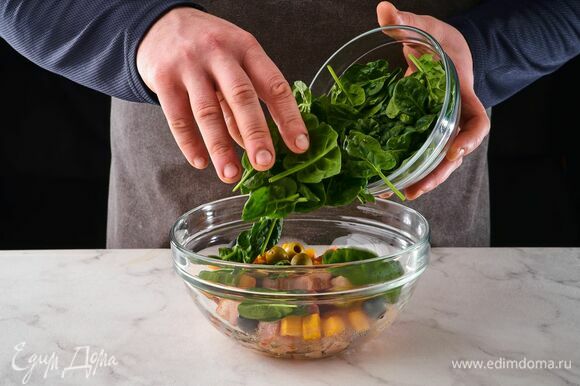 В салатник выложите запеченную тыкву, бекон, оливки и шпинат.