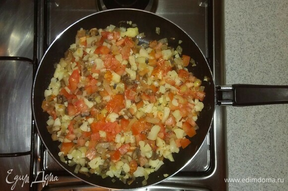 Дальше добавить к овощам нарезанный помидор. Перемешать и обжариваем овощи еще 5 минут.